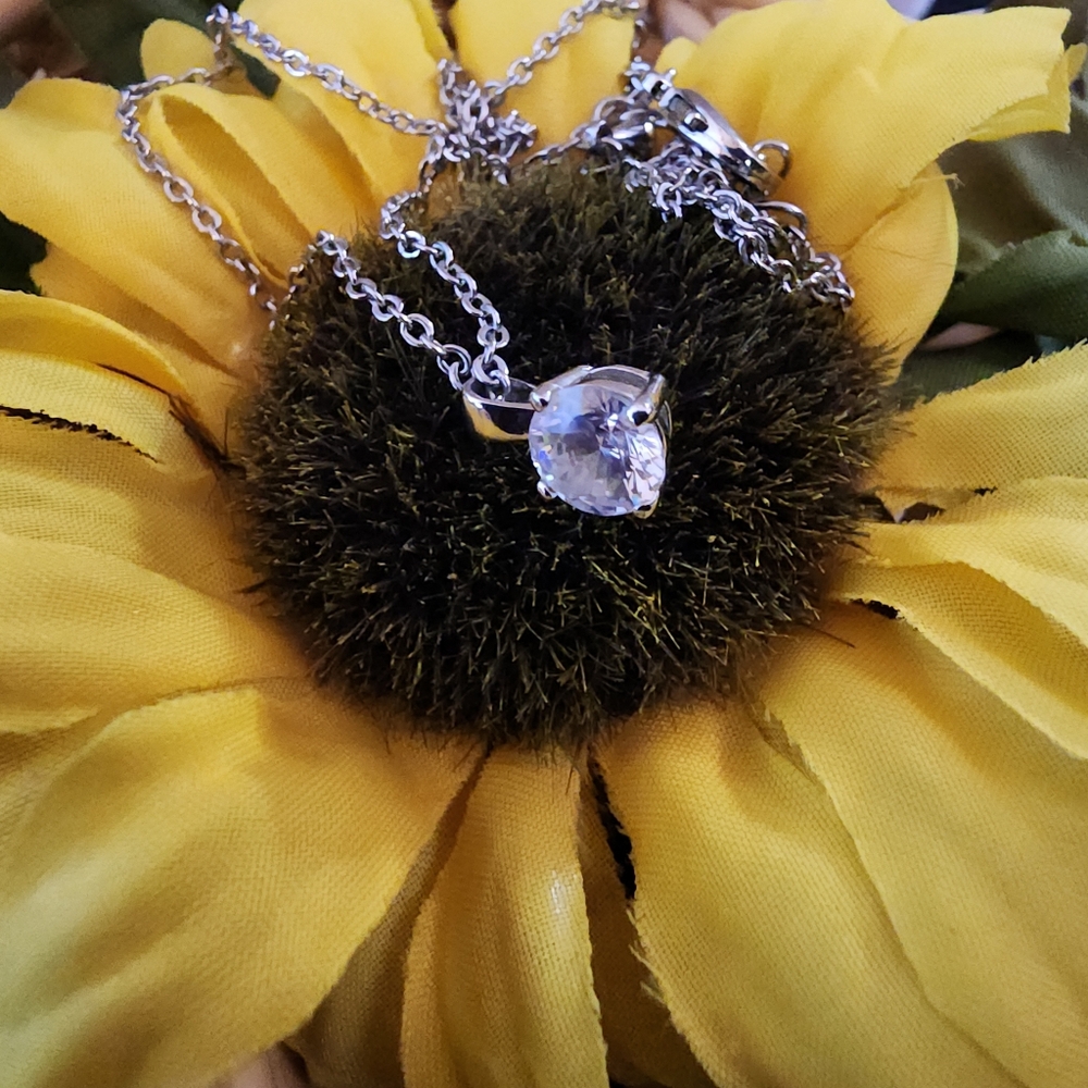 Elegant Silver Toned Necklace with Clear Gemstone Pendant